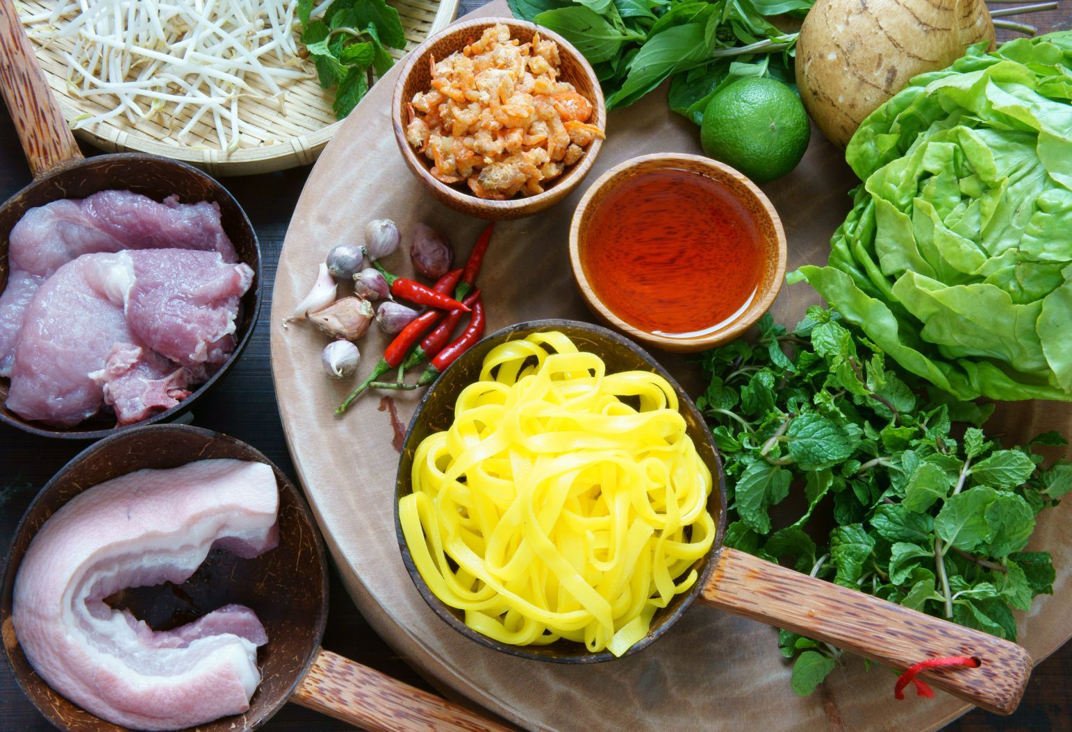 Nguyên liệu nấu Mì Quảng tại nhà với sợi mì vàng và rau sống